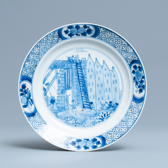 Une assiette en porcelaine de Chine en bleu et blanc à décor de 'La Rébellion de Rotterdam', marque de Chenghua, Kangxi
