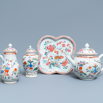 Une théière, une boîte à thé, un crémier et leur plateau en porcelaine de Chine famille rose, Qianlong
