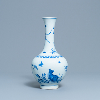 Un vase de forme bouteille en porcelaine de Chine en bleu et blanc à décor d'un chat et d'un papillon, époque Transition