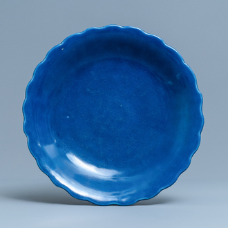 Een Chinese monochrome blauwe schotel, Qianlong merk en periode