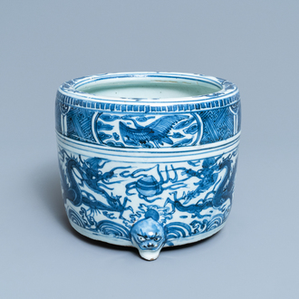 Een Chinese blauw-witte driepotige wierookbrander met draken, Ming