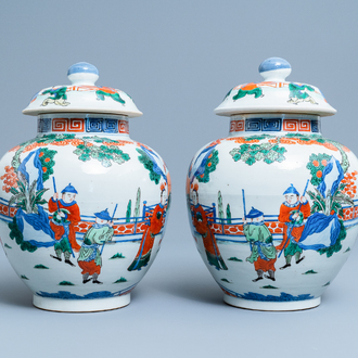 Une paire de vases couverts en porcelaine de Chine wucai, marque Kangxi, 19ème