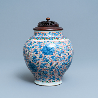 Un vase en porcelaine de Chine wucai à décor floral, époque Transition