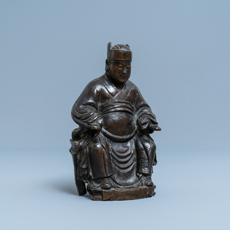 Een Chinese bronzen figuur van een hoogwaardigheidsbekleder, 17/18e eeuw