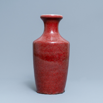 Un vase en porcelaine de Chine en rouge de cuivre monochrome, 19ème