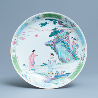 Un plat en porcelaine de Chine famille rose à décor de figures dans un paysage, Yongzheng