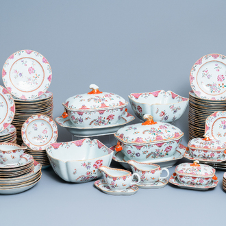 Un service de 158 pièces en porcelaine de Chine famille rose à décor floral de type Lowestoft, Qianlong