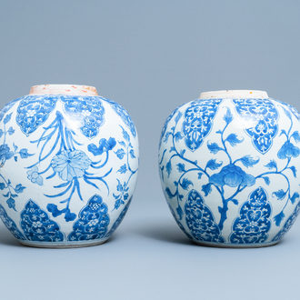 Een paar Chinese blauw-witte gemberpotten met floraal decor, Kangxi