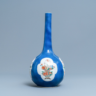 Un vase de forme bouteille en porcelaine de Chine famille verte à fond bleu poudré, Kangxi