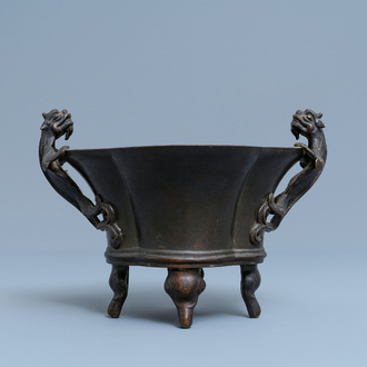 Un brûle-parfum en bronze aux anses en forme de chilong, marque de Xuande, 18ème