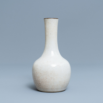 Un vase de forme bouteille en porcelaine de Chine à fond craquelé, marque de Chenghua, 19ème