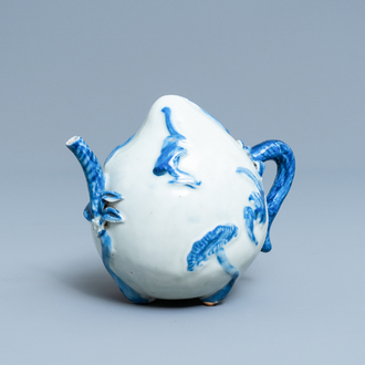 Une théière de type cadogan en forme de pêche en porcelaine de Chine en bleu et blanc, 18/19ème