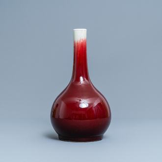 Un vase de forme bouteille en porcelaine de Chine à émail langyao, Qianlong