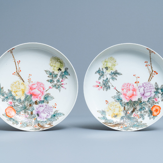 Une paire de plats en porcelaine de Chine famille rose à décor floral, marque de Qianlong, République