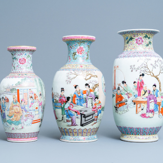 Trois vases en porcelaine de Chine famille rose, République