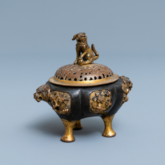 Un brûle-parfum tripod en bronze laqué et doré, Ming