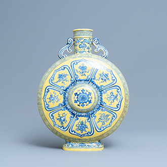 Een Chinese blauw-witte 'Bajixiang' moon flask vaas met gele fondkleur, Yongzheng merk, 19/20e eeuw