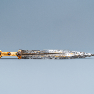Une dague de type 'kindjal' à manche en os, Europe de l'Est, 19ème