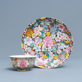 Un bol et une assiette en porcelaine de Chine famille rose à décor millefleurs, marque de Qianlong, République