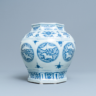 Un vase en porcelaine de Chine en bleu et blanc, Jiajing