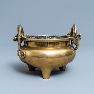 Un brûle-parfum tripod en bronze aux anses en forme de chilong, marque en creux, Chine, 17/18ème