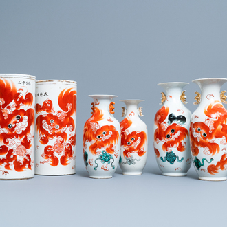 Zes Chinese vazen met ijzerrood decor van boeddhistische leeuwen, 19/20e eeuw