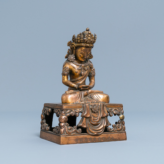 Een Chinese verguld bronzen figuur van Boeddha Amitayus, Qianlong, gedateerd 1770