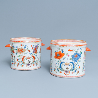Une paire de rafraîchissoirs en porcelaine de Chine famille rose à décor 'Pompadour', Qianlong
