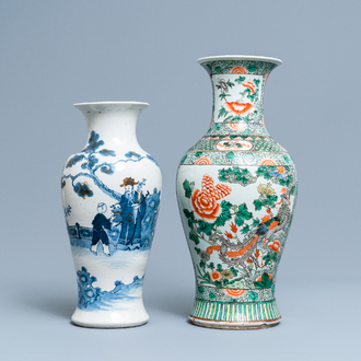 Un vase en porcelaine de Chine famille verte et un en bleu et blanc, 19ème