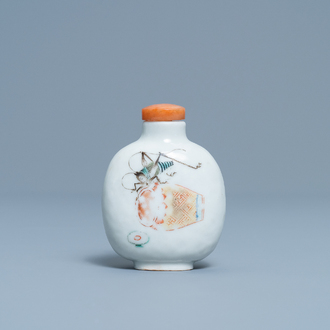 Une tabatière en porcelaine de Chine à décor de sauterelles, marque et époque de Daoguang