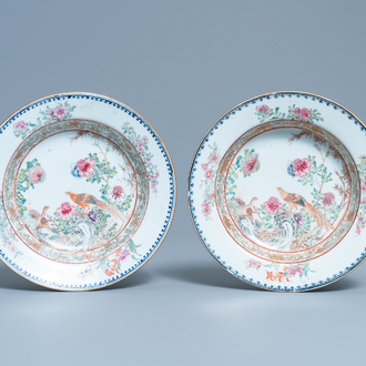 Une paire d'assiettes profondes en porcelaine de Chine famille rose, Yongzheng