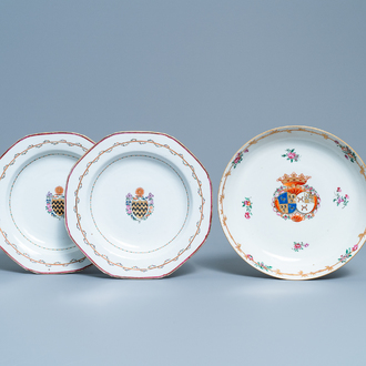 Une paire d'assiettes armoriées en porcelaine de Chine famille rose pour le marché anglais et une pour le marché hollandais, Qianlong
