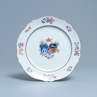 Un plat armorié en porcelaine de Chine famille rose pour le marché hollandais aux armes de Nauta Beuckens et Swalue, Qianlong