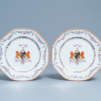 Une paire d'assiettes armoriées en porcelaine de Chine famille rose pour le marché écossais aux armes de Dalyell of the Binns, Qianlong