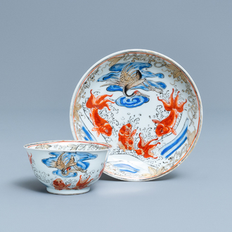 Une tasse et soucoupe en porcelaine de Chine à décor de carpes et d'une grue, Yongzheng