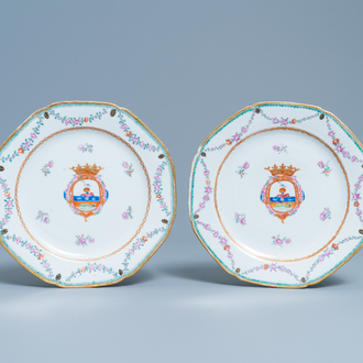 Une paire d'assiettes armoriées en porcelaine de Chine famille rose pour le marché hollandais aux armes d'Udemans, Qianlong