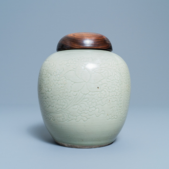 Un pot en porcelaine de Chine céladon monochrome à décor incisé de lotus, Kangxi