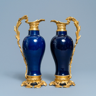 Une paire de vases en porcelaine de Chine bleu monochrome montés en verseuses en bronze doré, 18/19ème