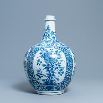 A large Japanese blue and white Arita bottle vase, Edo, 17th C.