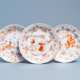 Trois assiettes en porcelaine de Chine en rouge de fer et doré, Kangxi