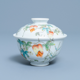 Un bol couvert en porcelaine de Chine famille rose à décor de margoses, marque de Jiaqing, République