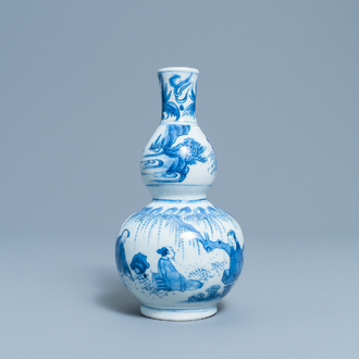Un vase de forme double gourde en porcelaine de Chine en bleu et blanc, époque Transition