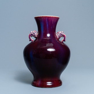 Een Chinese monochrome vaas met flambé glazuur, Qianlong