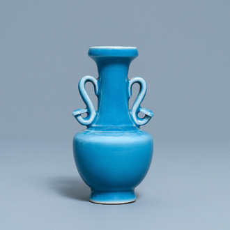 Un vase en porcelaine de Chine monochrome bleu de lavande, marque Yongzheng à 4 caractères et poss. d'époque