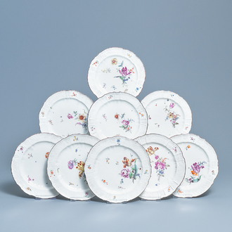 Neuf assiettes en porcelaine polychrome de Höchst à décor de fleurs, Allemagne, 18ème