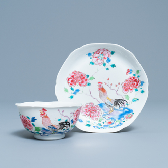 Une tasse et soucoupe en porcelaine de Chine famille rose à décor d'un coq, Yongzheng