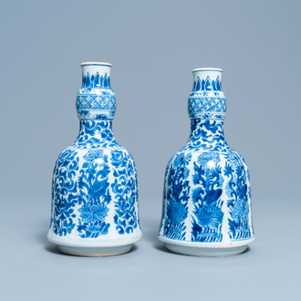 Une paire de bases de narguilé en porcelaine de Chine en bleu et blanc, Kangxi