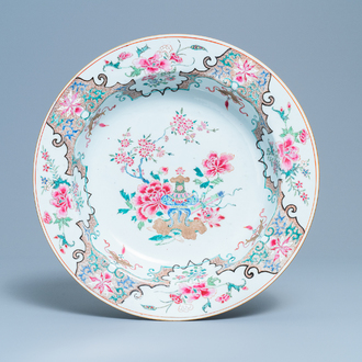 Un grand plat profond en porcelaine de Chine famille rose, Yongzheng