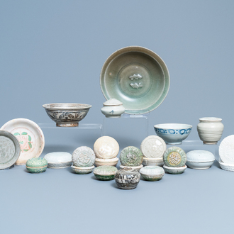 Une collection variée en porcelaine et terre cuite, Chine, Song et après