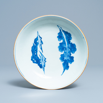 Une coupe en porcelaine de Chine en bleu et blanc à décor de calligraphie, Tianqi
